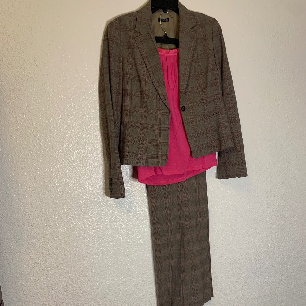 TAHARI Plaid Pant Suit for Women | Tailored Blazer & Trousers | Workwear Chic